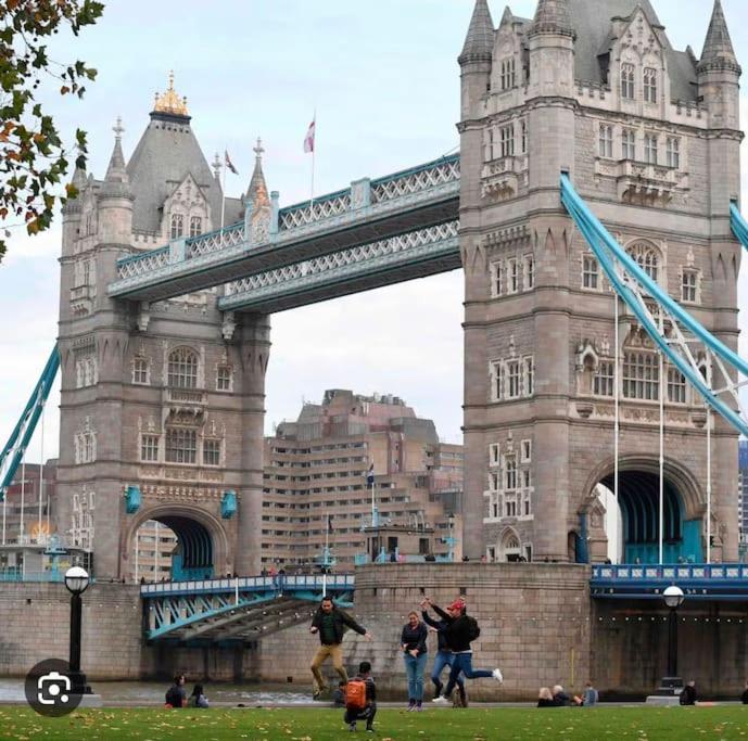 2 Bed Flat Near To Tower Bridge Lägenhet *