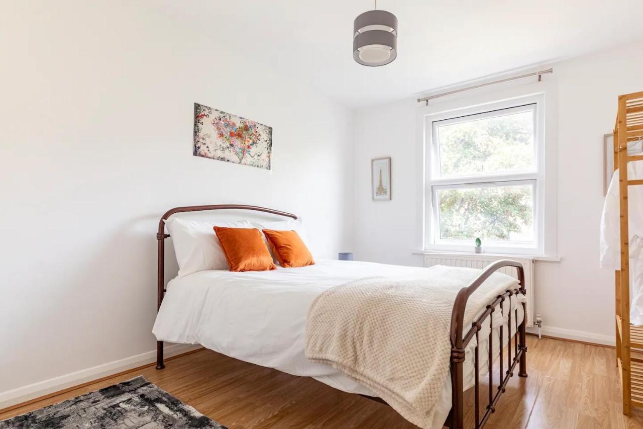 Leilighet Large, Bright And Spacious 3 Bed Flat In London