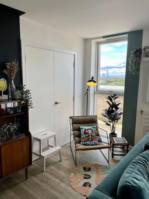 Elegant Chic Living: 1 Bed In Vibrant Area Lägenhet *
