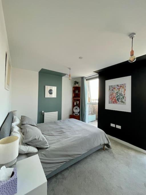 Elegant Chic Living: 1 Bed In Vibrant Area Lägenhet London