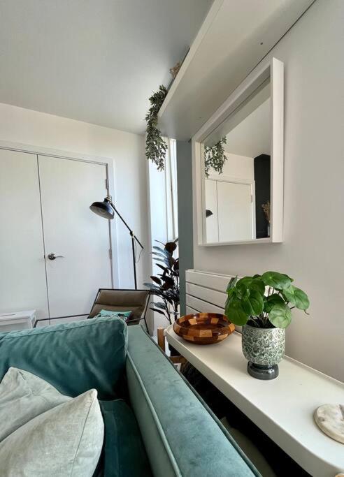 Elegant Chic Living: 1 Bed In Vibrant Area Lägenhet *