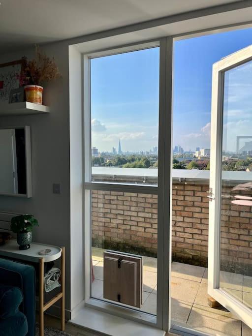 Elegant Chic Living: 1 Bed In Vibrant Area Lägenhet