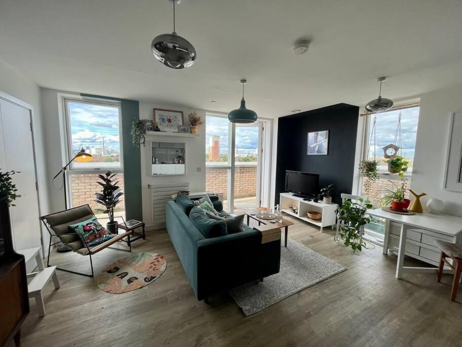 Elegant Chic Living: 1 Bed In Vibrant Area Lägenhet *