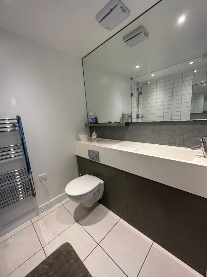 Apartment Luxury Modern 1 Bedroom With Balcony London