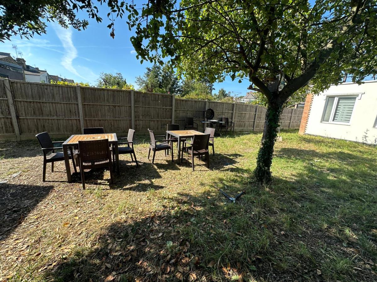 North A Spacious 7 Bedroom House Accommodating Up To 18 People Complete With Own Gym And Table Tennis Vakantiehuis *