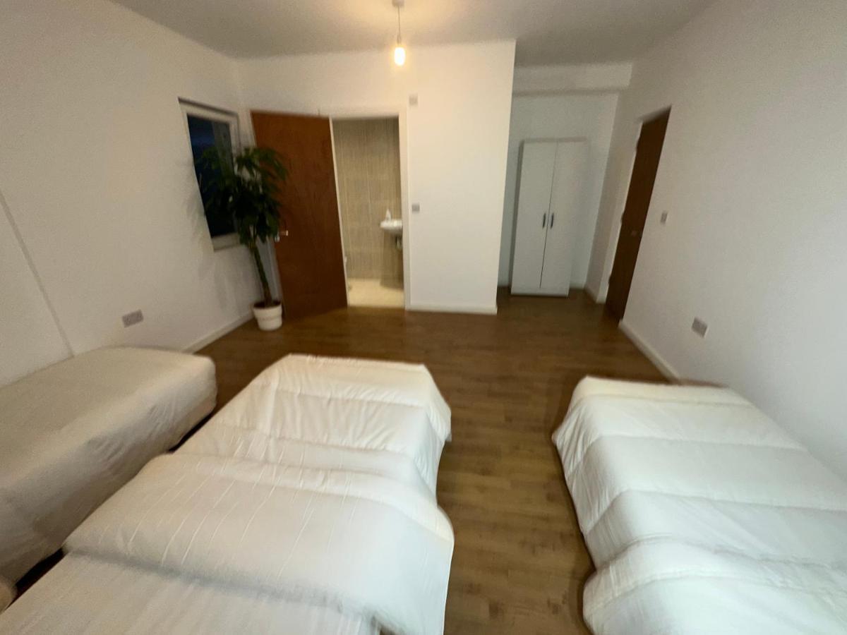North A Spacious 7 Bedroom House Accommodating Up To 18 People Complete With Own Gym And Table Tennis Londen