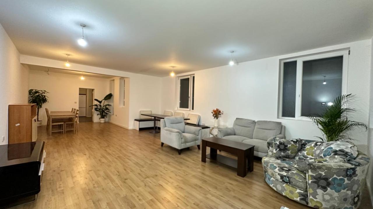 Vakantiehuis North A Spacious 7 Bedroom House Accommodating Up To 18 People Complete With Own Gym And Table Tennis