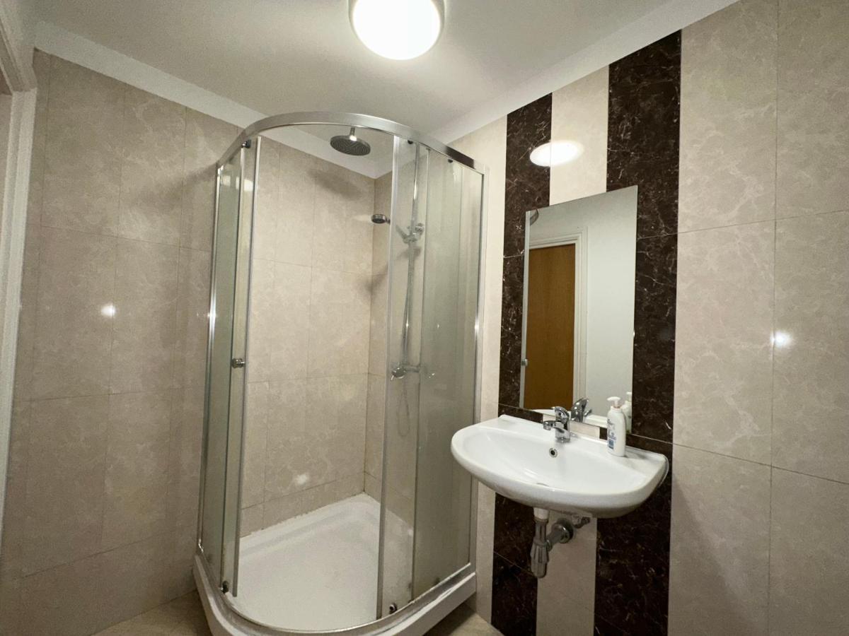 Vakantiehuis North A Spacious 7 Bedroom House Accommodating Up To 18 People Complete With Own Gym And Table Tennis