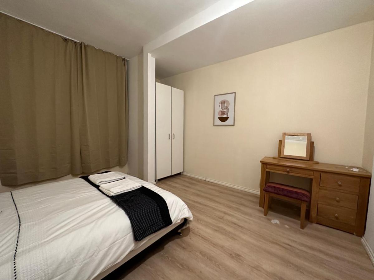 Vakantiehuis North A Spacious 7 Bedroom House Accommodating Up To 18 People Complete With Own Gym And Table Tennis Londen