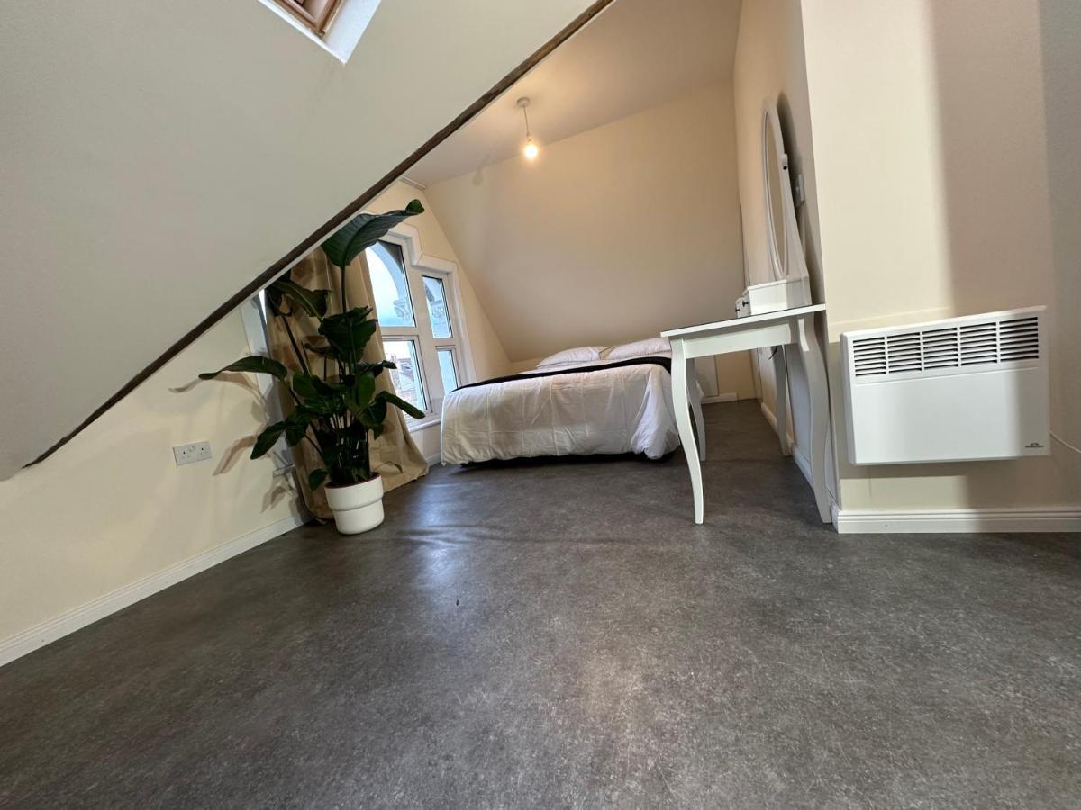 North A Spacious 7 Bedroom House Accommodating Up To 18 People Complete With Own Gym And Table Tennis Vakantiehuis Londen