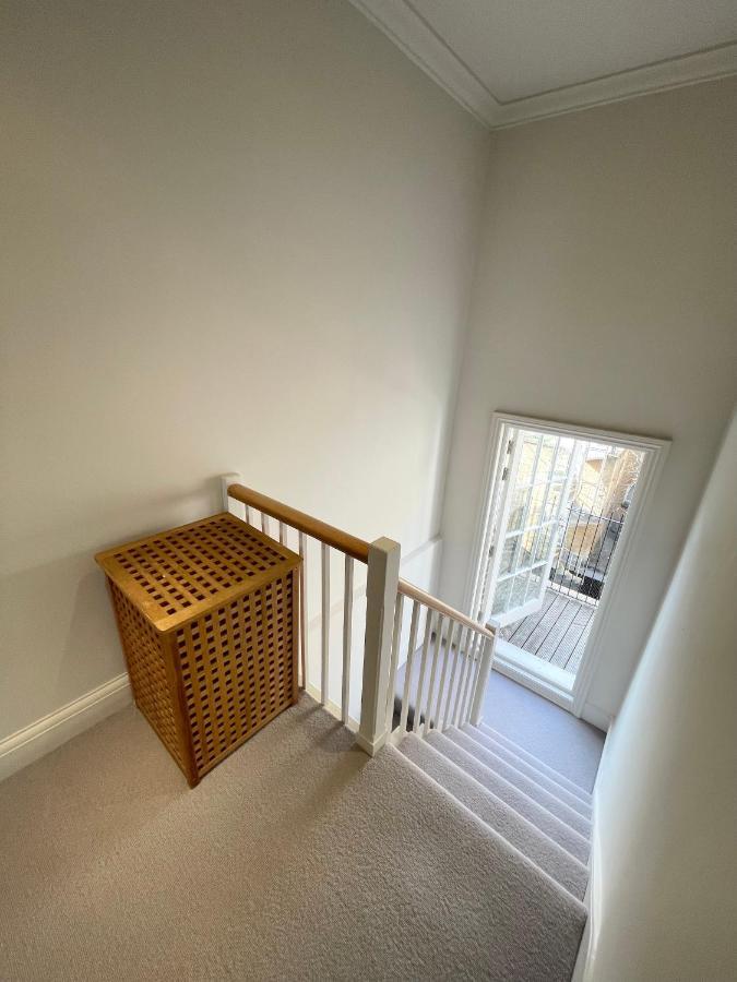 Victoria Maisonette Apartment London