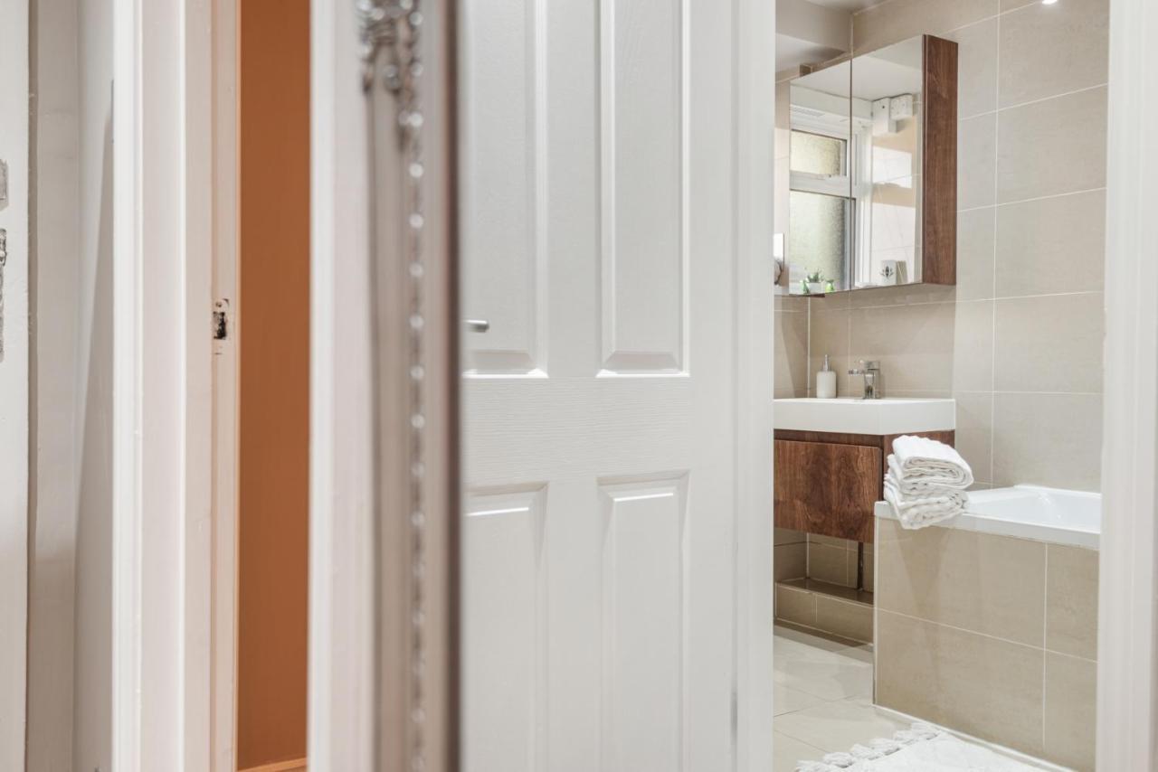 Whitechapel - Steps From Station & Sights! Apartment