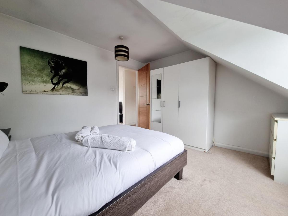 Bright Top Floor, 1 Bed In Great Location Lejlighed London
