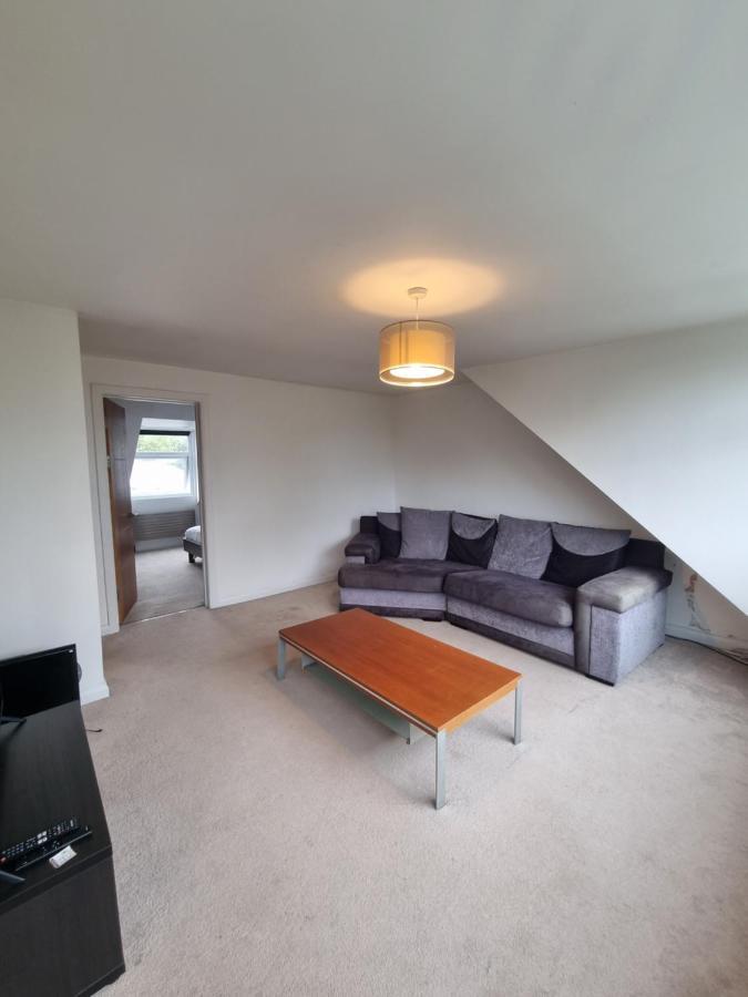 Bright Top Floor, 1 Bed In Great Location *