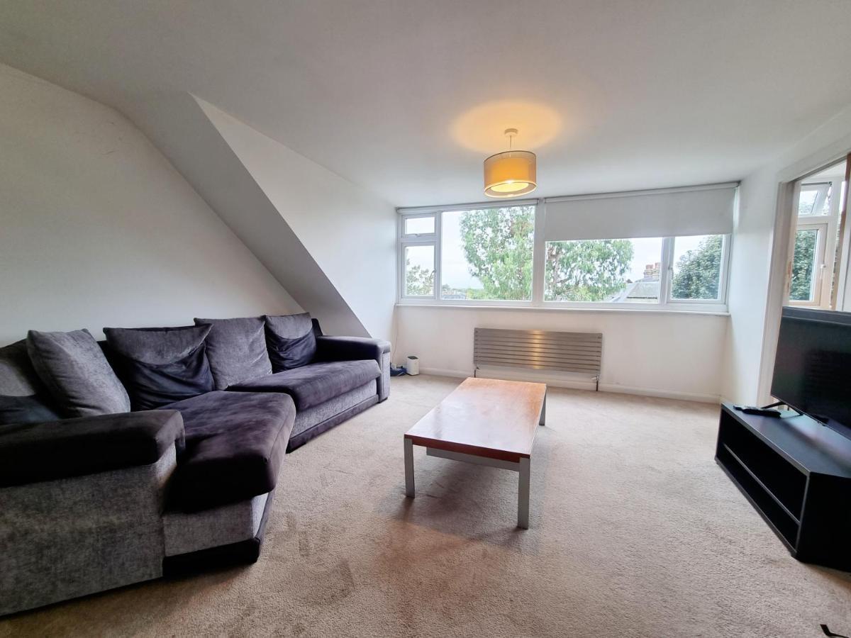 Bright Top Floor, 1 Bed In Great Location *