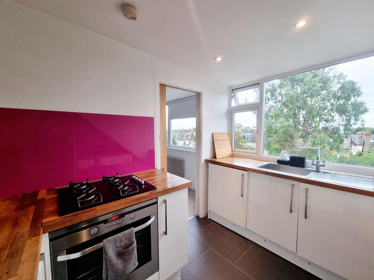 Bright Top Floor, 1 Bed In Great Location Lejlighed *