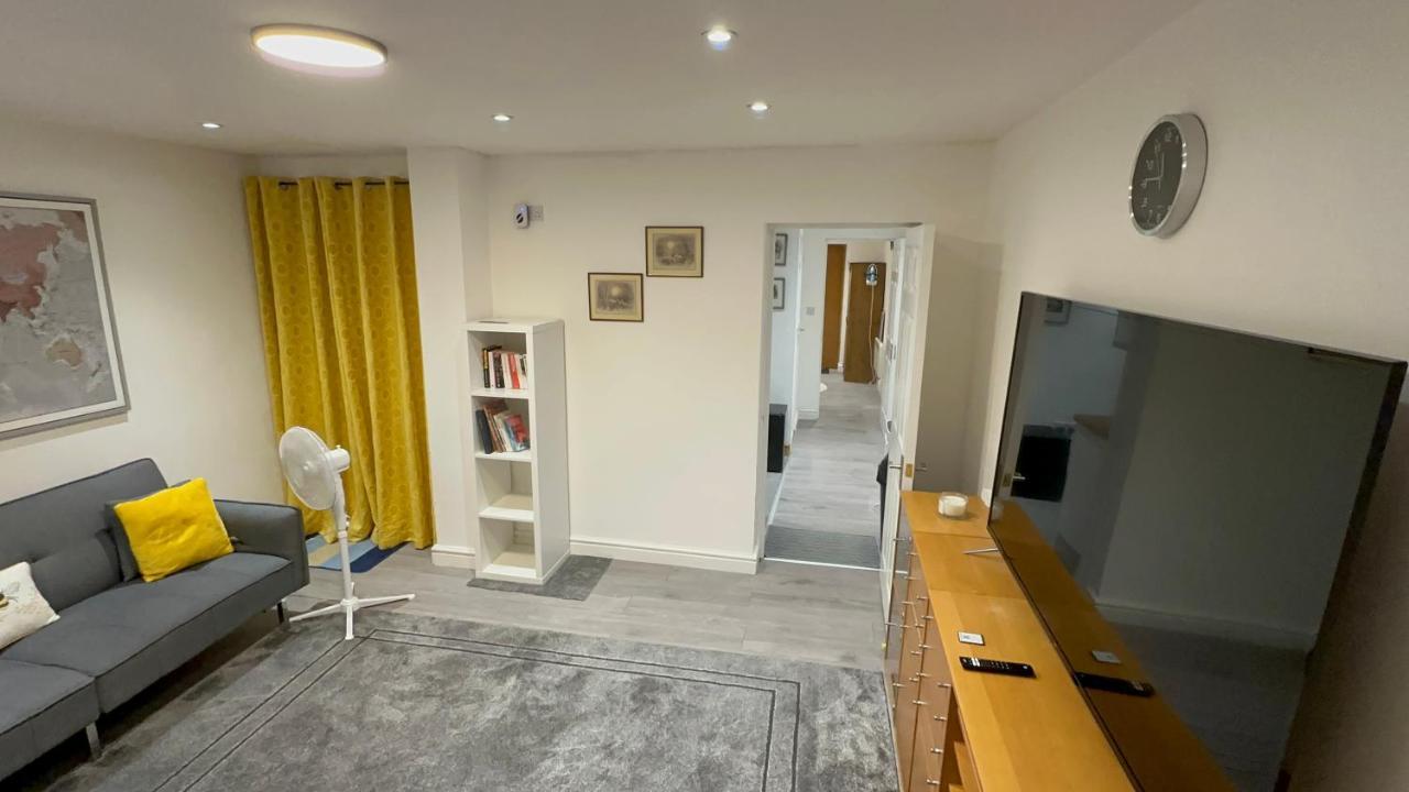 Entire One Double Bedroom Apartment *