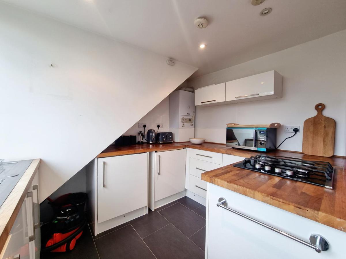 Bright Top Floor, 1 Bed In Great Location *
