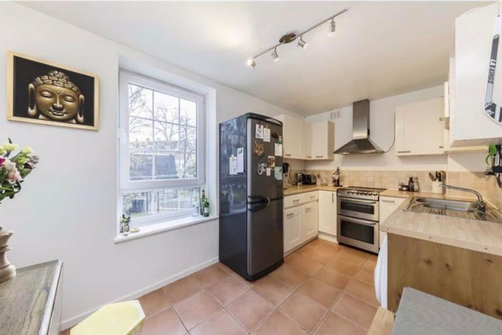 Spacious 2 Bedroom Flat In Appartement *