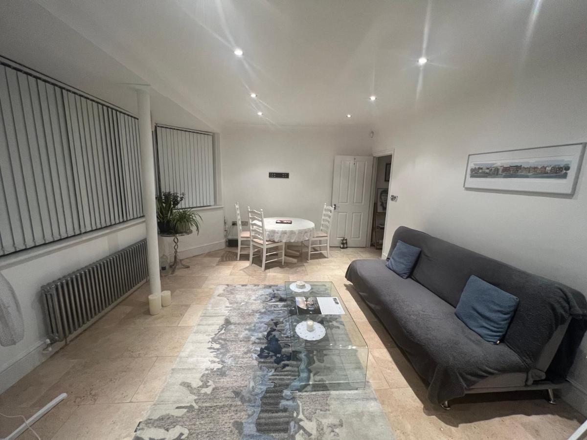 Lovely Entire 1 Bedroom Flat With Patio In Chiswick Superb Location London