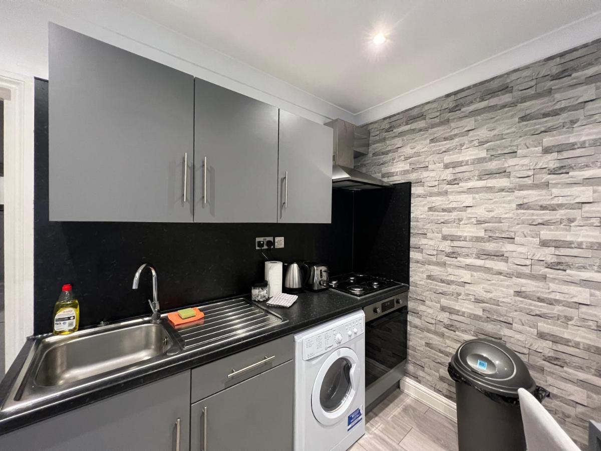 Lovely 2 Bedroom With Balcony - Appartement Londen