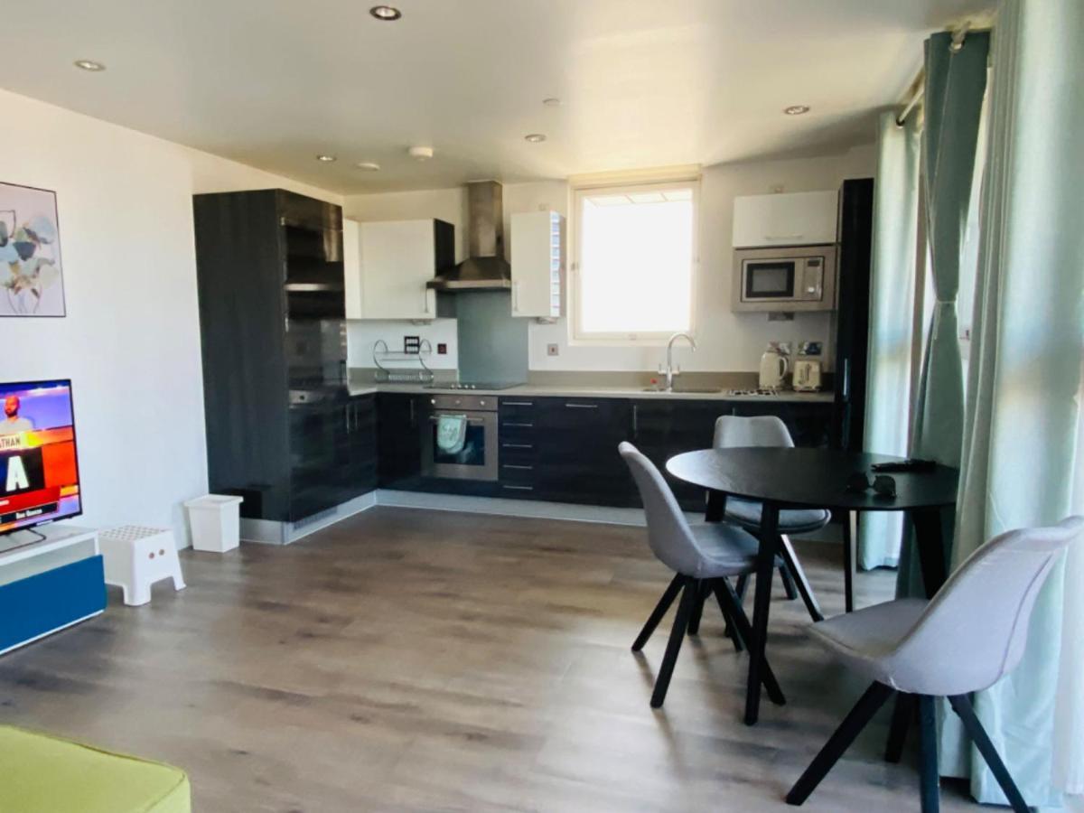 Morden 2bed2bath Zone2 City/river View Lägenhet London