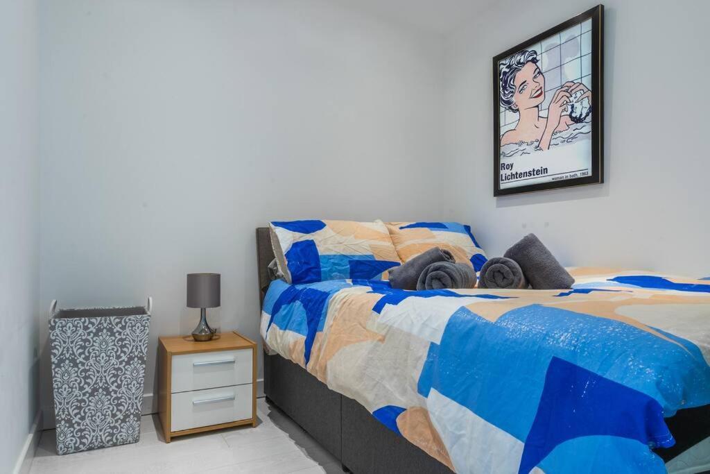 Cool Dalston Studio With Balcony And Gym Londra