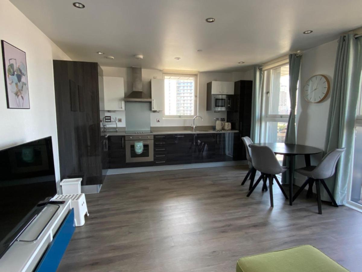 Morden 2bed2bath Zone2 City/river View Lägenhet London