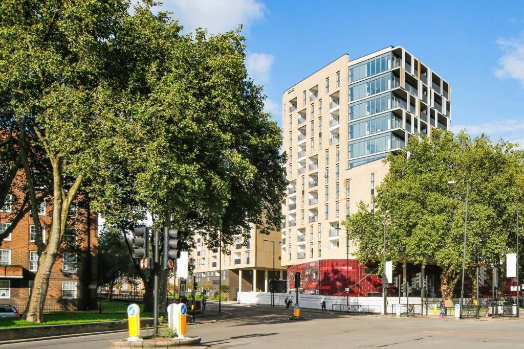 Cool Dalston Studio With Balcony And Gym Londra