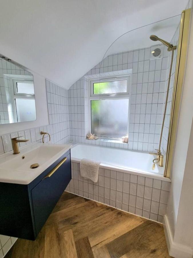Apartment Spacious & Renovated 1-Bed Garden Flat In London London