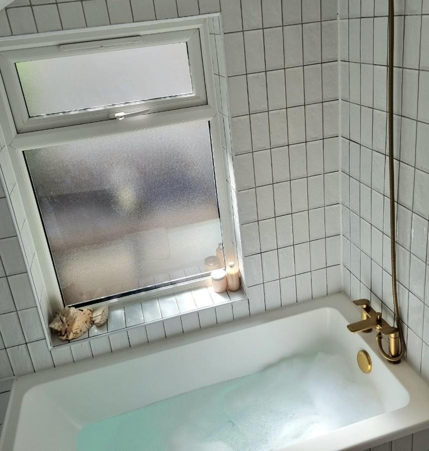 Apartment Spacious & Renovated 1-bed Garden Flat In London