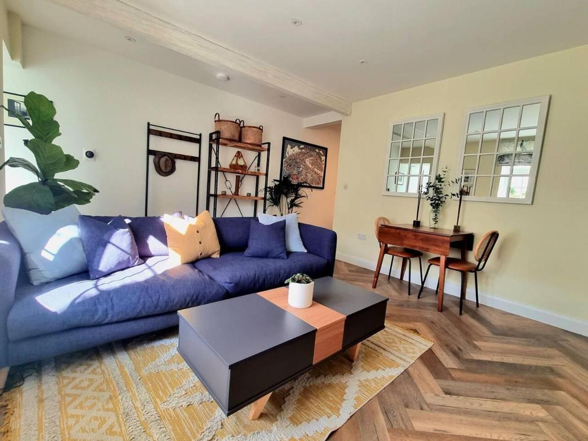 Spacious & Renovated 1-bed Garden Flat In Apartment London