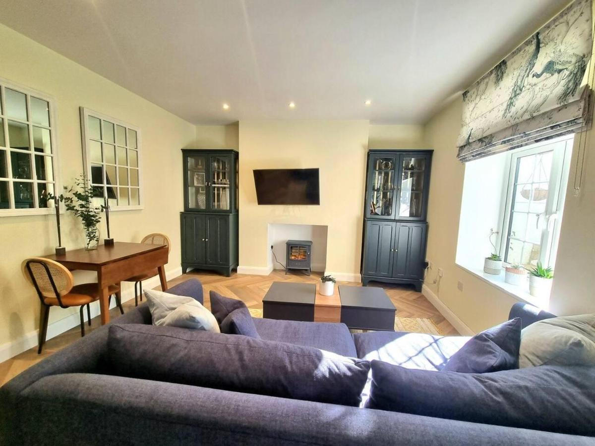 Spacious & Renovated 1-Bed Garden Flat In London Apartment *