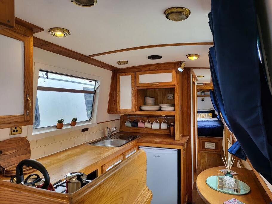 Cosy Canal Boat In Little Venice By Paddington For Family & Friends Botel *