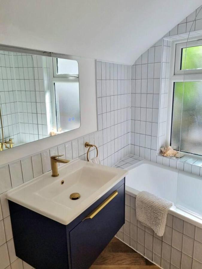 Apartment Spacious & Renovated 1-bed Garden Flat In