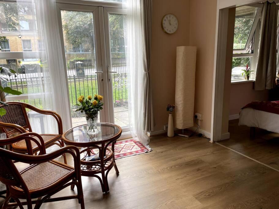 Spacious Bedroom Near Tube London