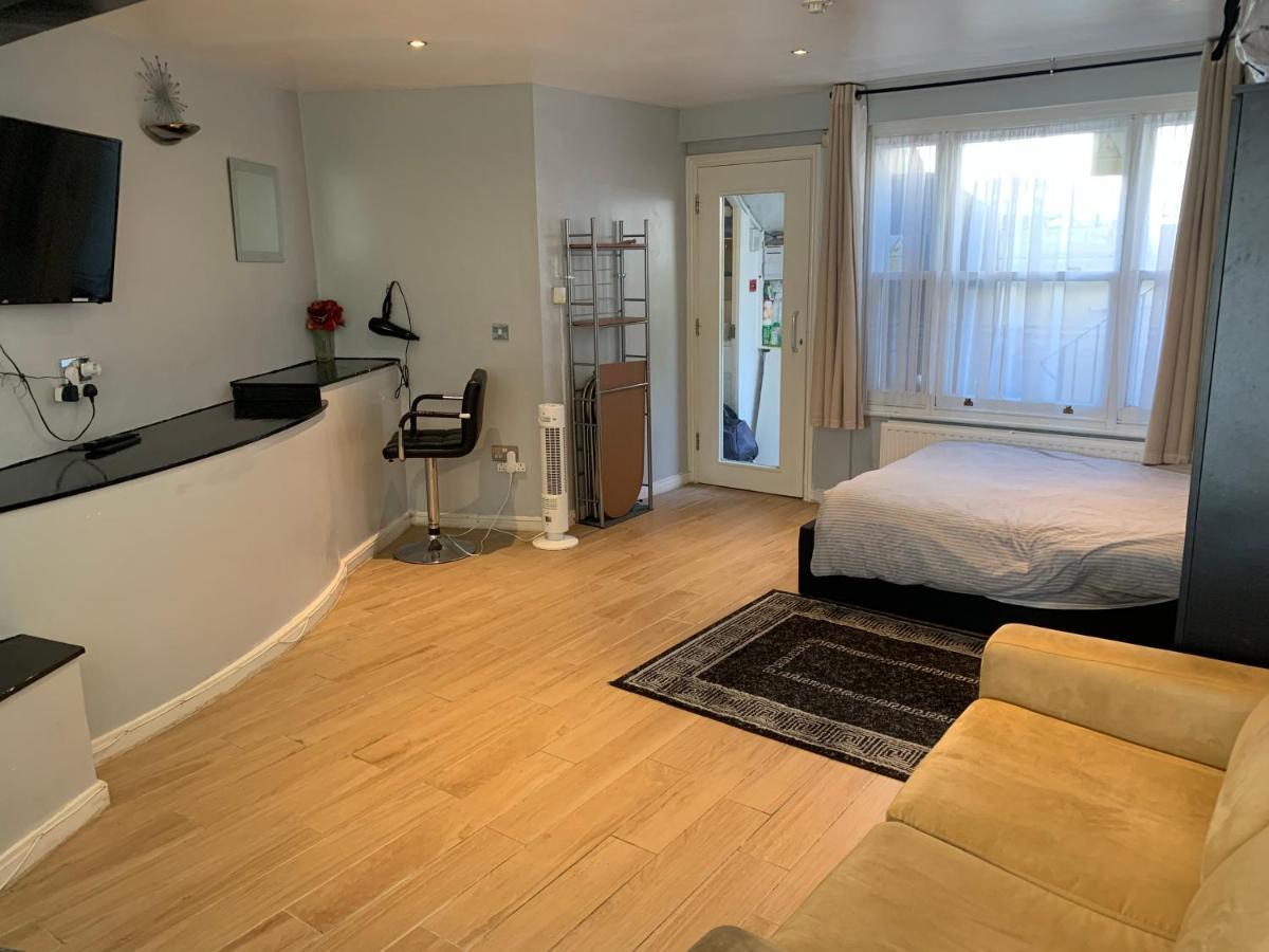 Appartement - Entire Lower Ground Floor - Only 7 Mins Walk Kings Cross St Pancras Station