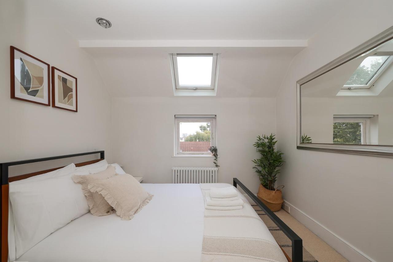 2 Bedroom Chic With Private Balcony In Notting Hill London