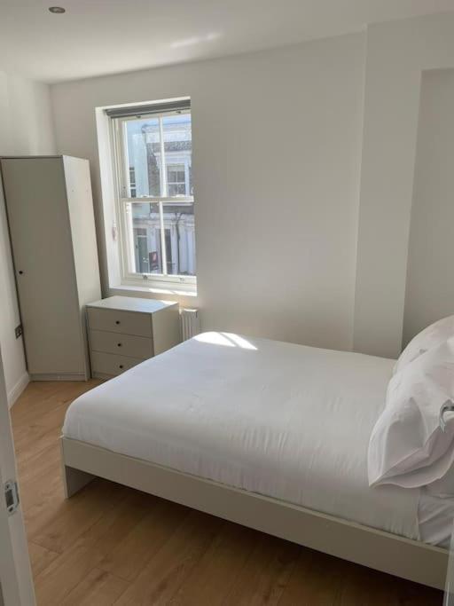 Flat 1 Latchmere, 2 Bedroom, 2 Bathroom Flat * Londra