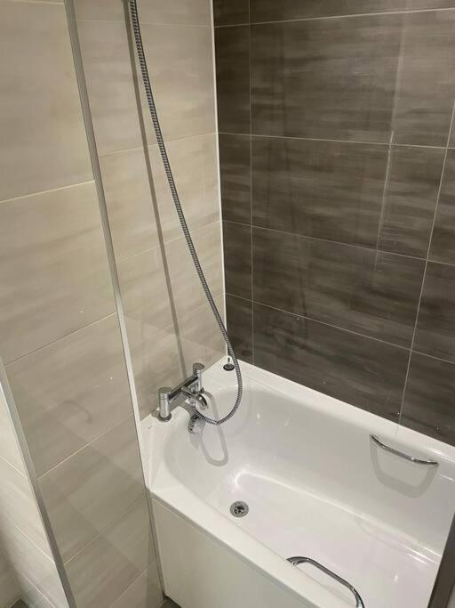 Flat 1 Latchmere, 2 Bedroom, 2 Bathroom Flat Appartamento Londra
