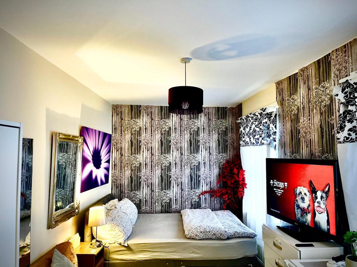 Comfy Double Bedroom With A Private Toilet Rum i privatbostad *