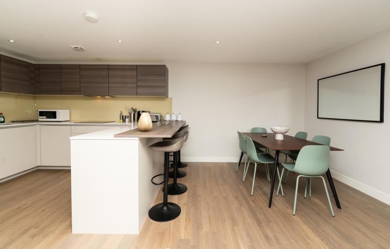 The Hampstead Place - Elegant 3bdr Flat With Patio Londen