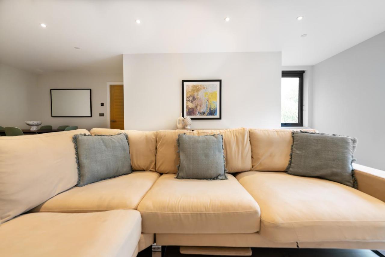 The Hampstead Place - Elegant 3bdr Flat With Patio Appartement *