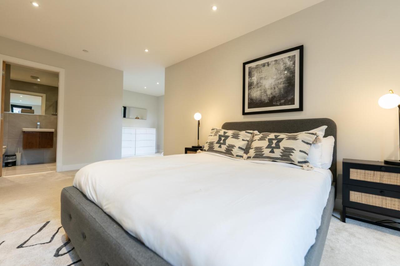 The Hampstead Place - Elegant 3bdr Flat With Patio * Londen