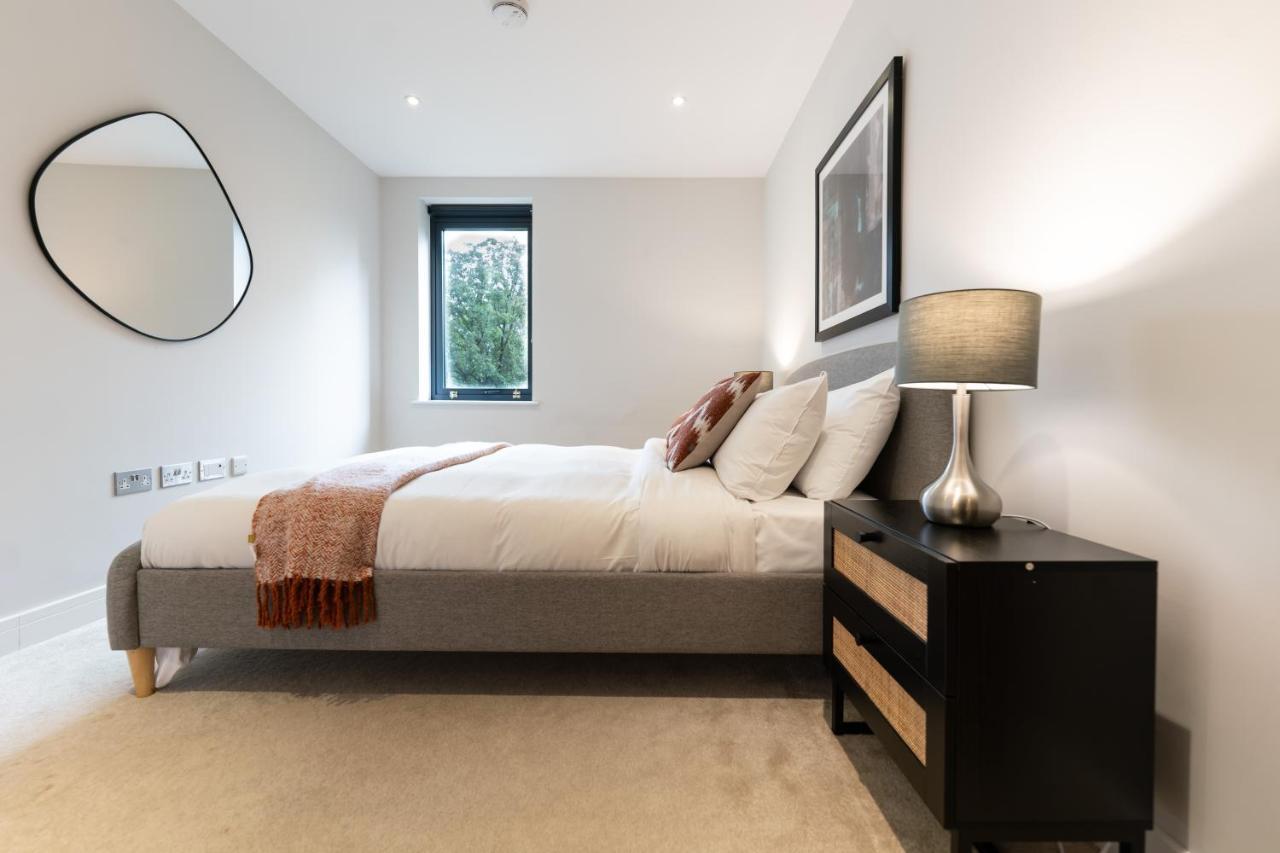 The Hampstead Place - Elegant 3bdr Flat With Patio Appartement *