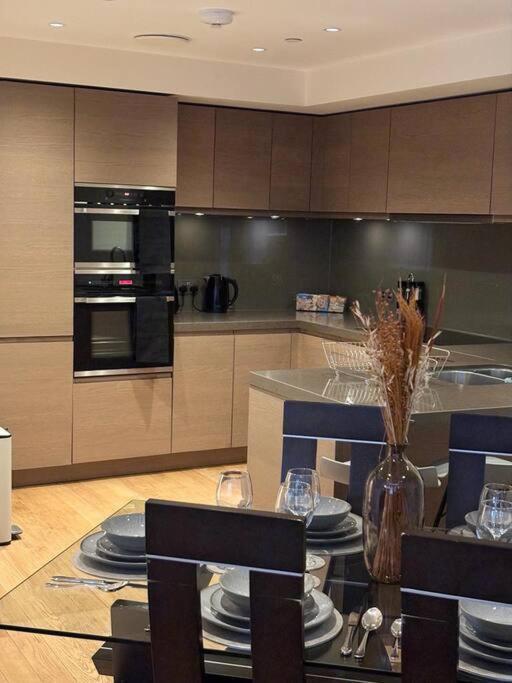 Luxury 2br Apt At C House Near Buckingham Palace Londen
