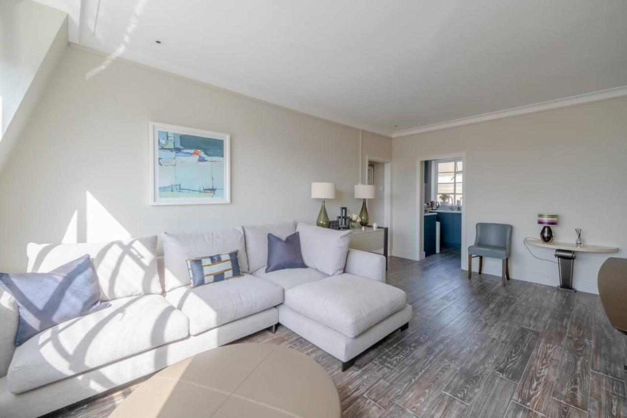 Beautifully Decorated 1bd Oasis - Earl's Court! Lejlighed London