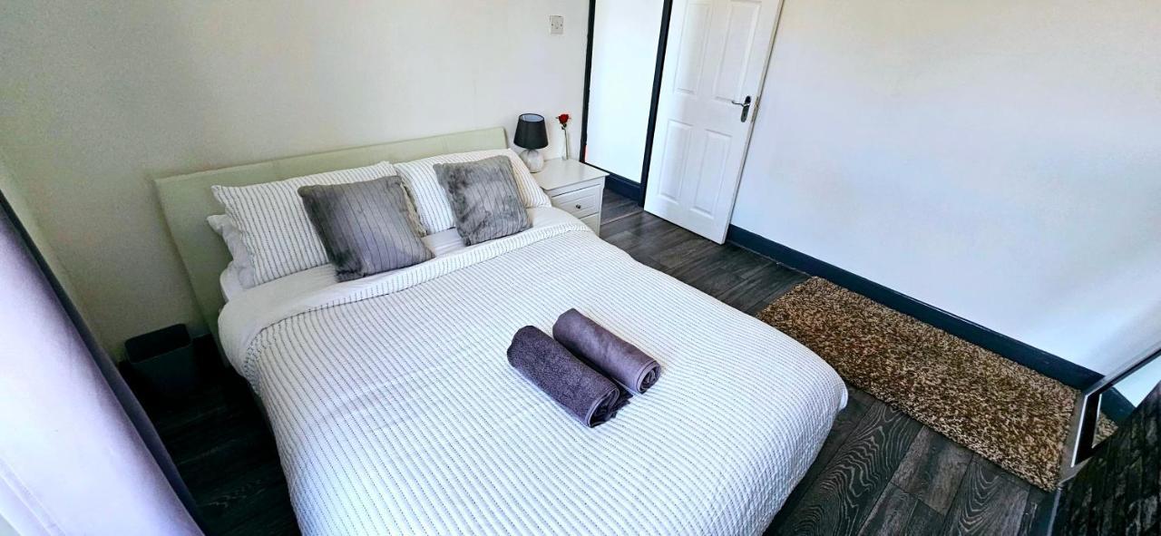 3 Bedroom House In Tottenham 10 Mins Walk From Seven Sisters Station Londra