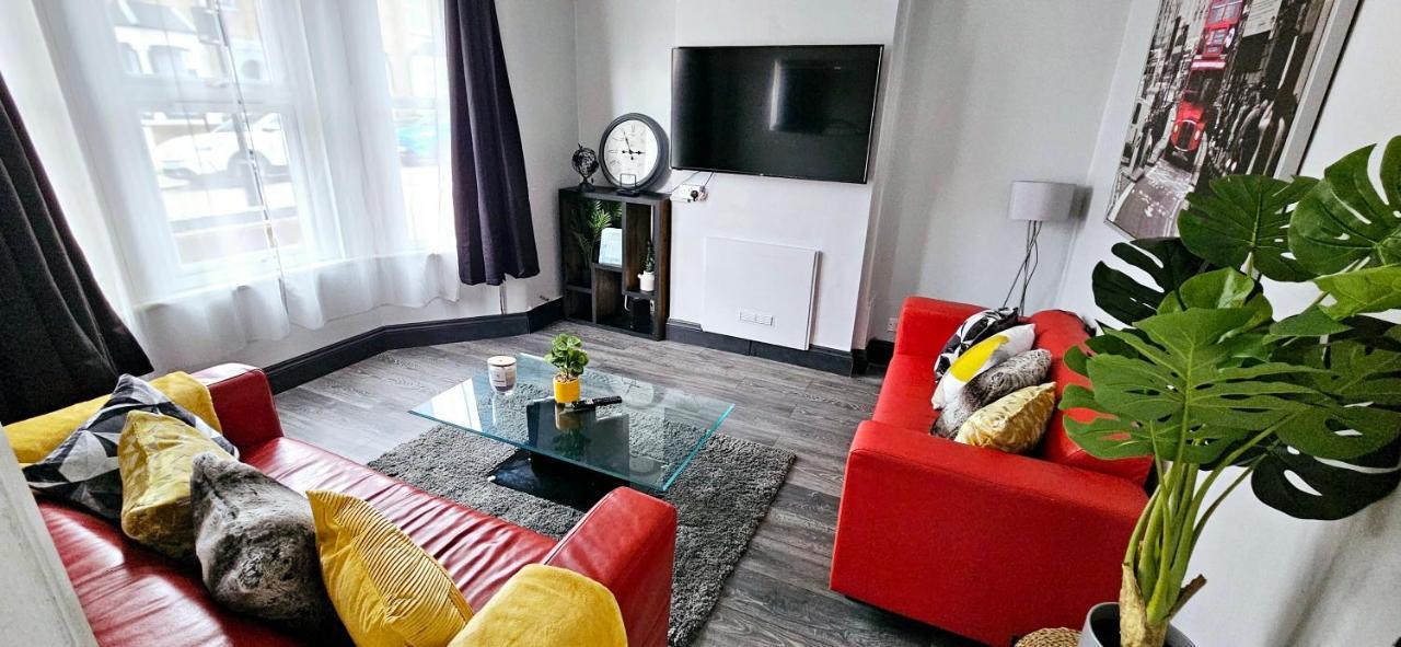 Appartamento 3 Bedroom House In Tottenham 10 Mins Walk From Seven Sisters Station *