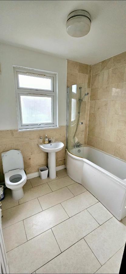 Appartamento 3 Bedroom House In Tottenham 10 Mins Walk From Seven Sisters Station *